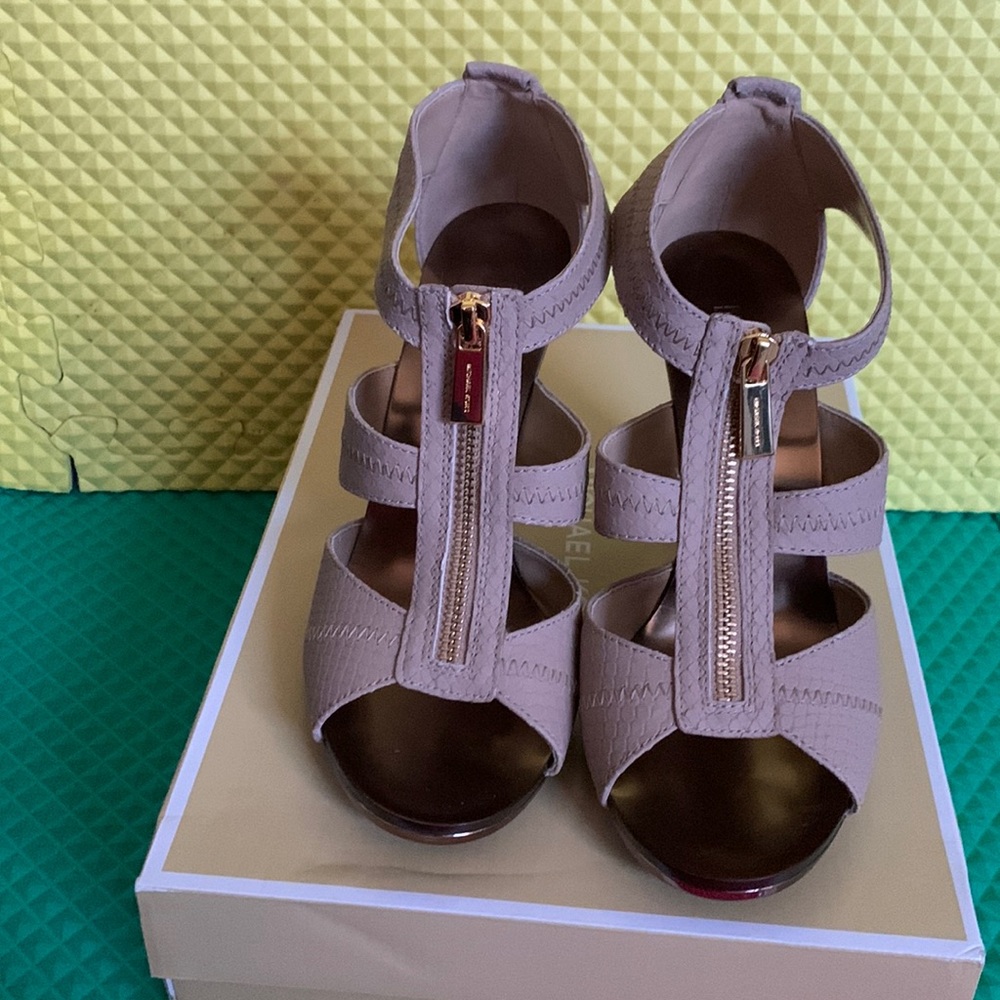 Micheal Kors Berkley Strap. Size: 7.5